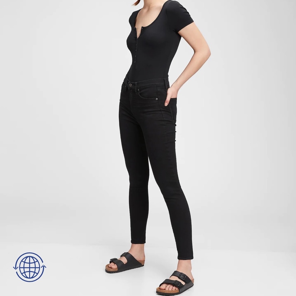 Gap high rise true skinny jeans.  Size 2/26s.